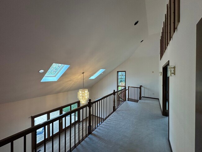 Building Photo - 1055 Knollwood Ln