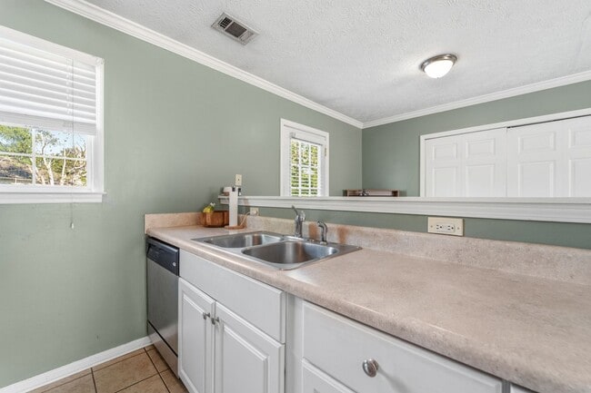 Building Photo - Battery Point Beauty – 3BR Home with Open Living & Outdoor Oasis