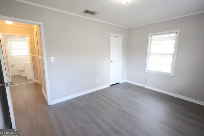 Building Photo - 351 Brook St