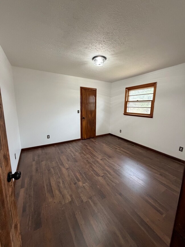 Building Photo - 502 Bluebird Dr