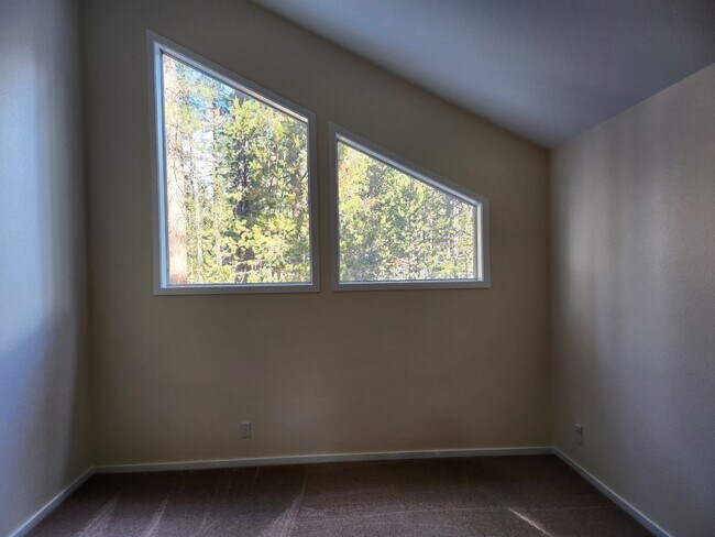 Building Photo - $200.00 Rent Credit Incentive each month w...