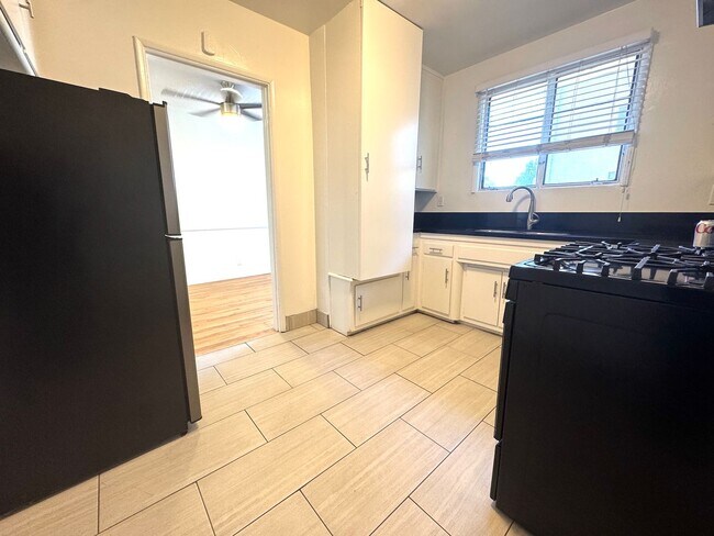 Building Photo - Top Floor Hollywood 1Bed/1Bath with Parkin...