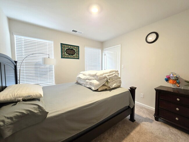 Building Photo - 407 Stream Valley Ct