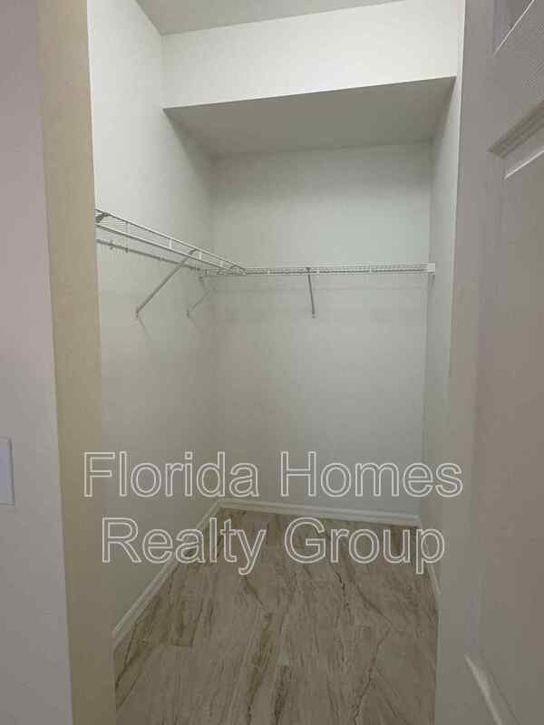 Building Photo - 3629 Pine Oak Cir