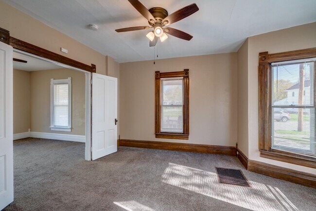 Building Photo - 427 Vernal Ave