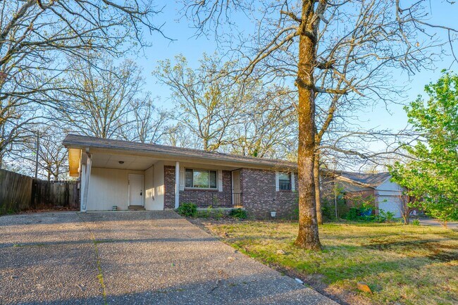 Building Photo - Large Backyard in North Little Rock