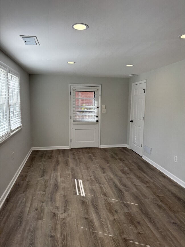 Building Photo - 914 Daleview Dr