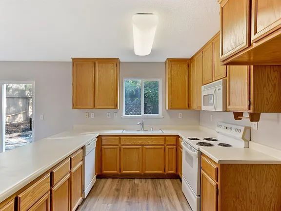 Building Photo - This is a lovely halfplex with 2 stories, 3 bedrooms, and 2.5 bathrooms in a quiet HOA neighborhood