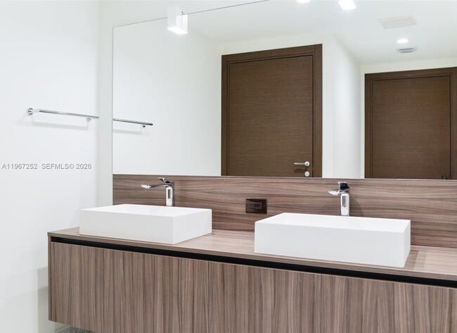 Building Photo - 1000 Brickell Plaza