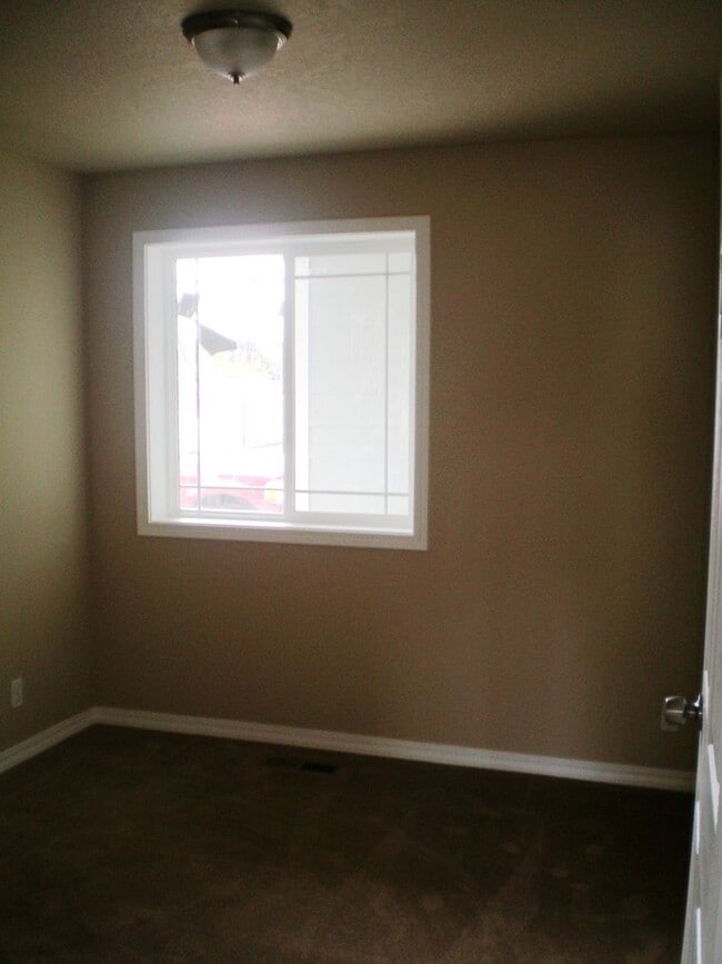 Building Photo - Spacious 3BR/ 2BA House