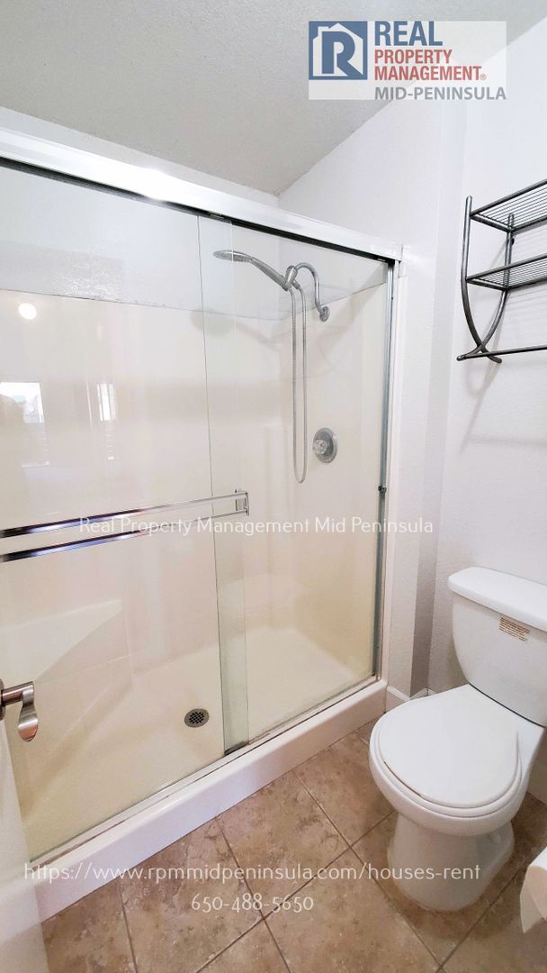 Building Photo - Just Renovated! Spacious 2 Bed, 2 Bath Top...