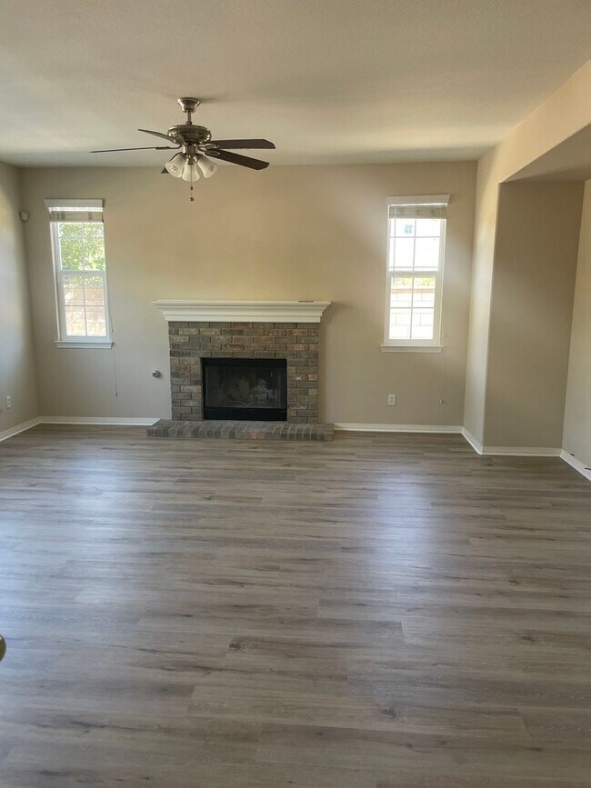 Building Photo - NEW PAINT AND FLOORING