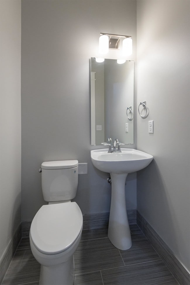 Building Photo - 9 Sanctuary Ct