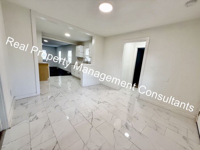 Building Photo - $500 off First Months Rent on Spacious 4 B...