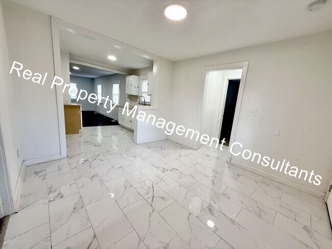 Building Photo - $500 off Frist Months Rent on Spacious 4 B...