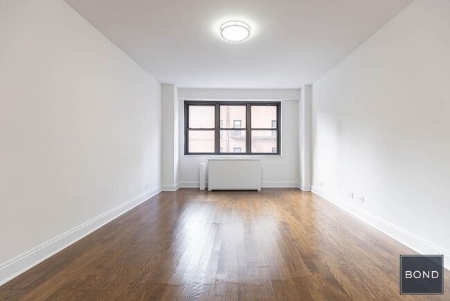 Building Photo - 145 E 16th St