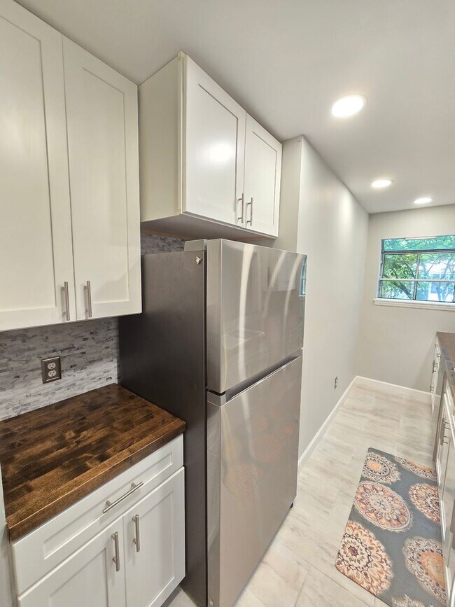 Building Photo - Located in desirable College Acres/Hillsdale area of Wilmington