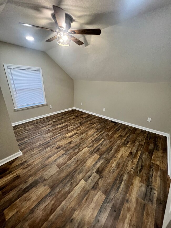 Building Photo - 3 Bed 2 Bath