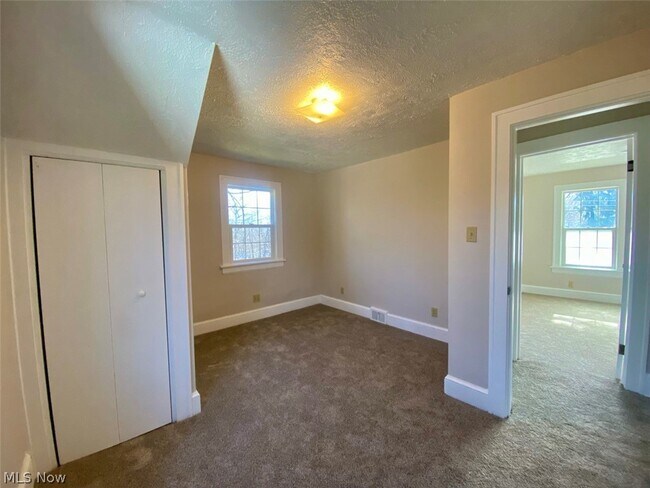 Building Photo - 623 Doris Ave