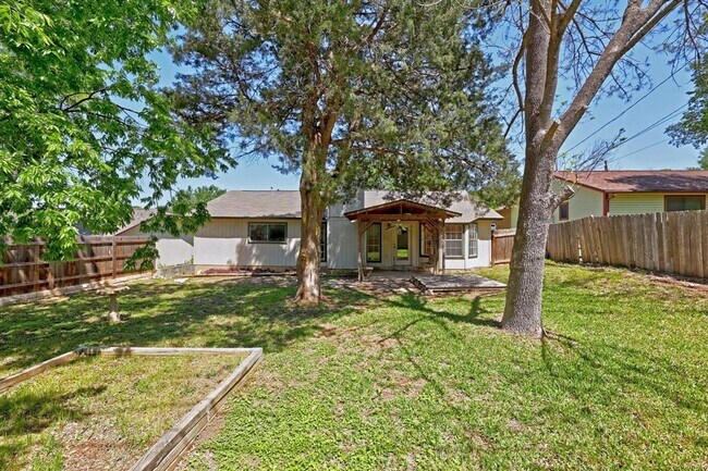 Building Photo - 2304 Silver Spur Dr