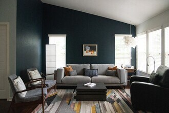 Building Photo - 2 BDR Gorgeous Updated Townhome with Huge Garden