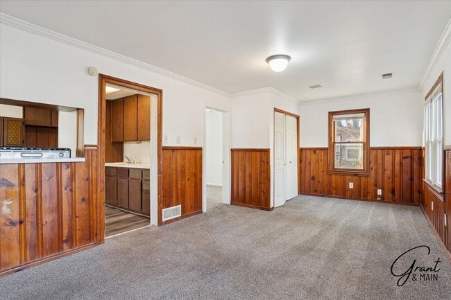 Building Photo - $1,100/month - 2 Bed 1 Bath