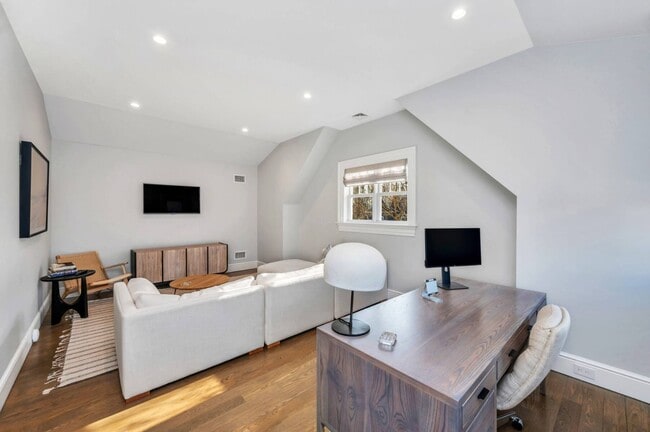 Building Photo - 21 Barn Ln