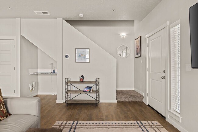 Building Photo - Beautiful Home in Garden City!