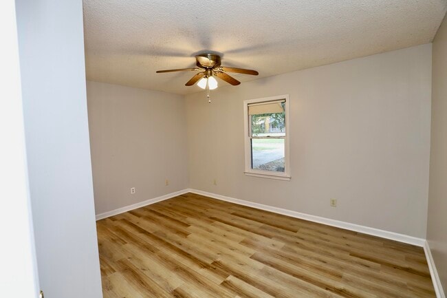 Building Photo - 806 Club Ln