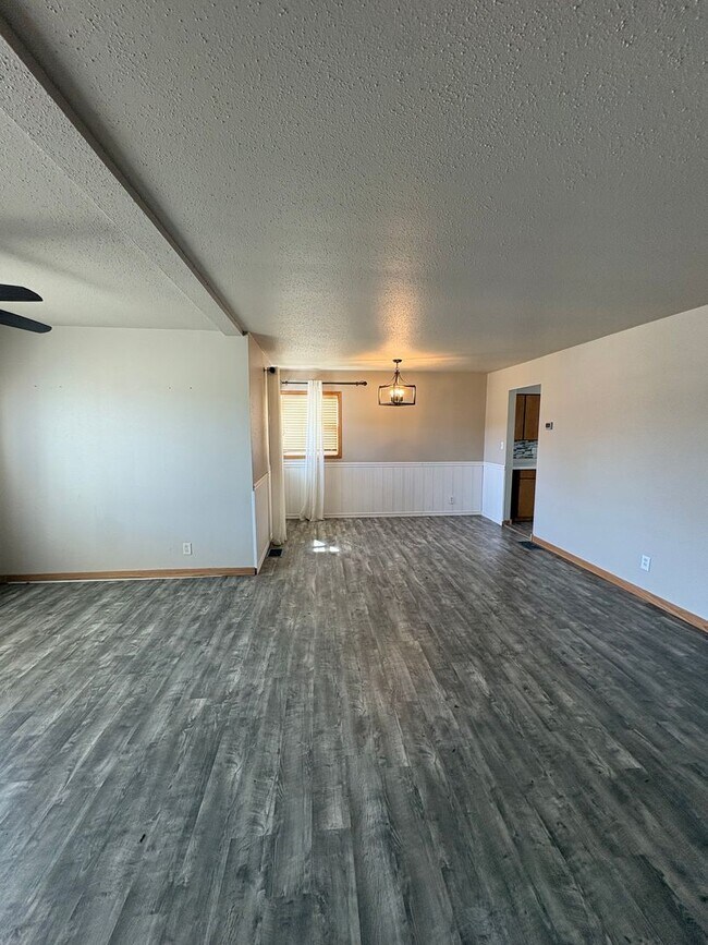 Building Photo - 4 Bedroom Home