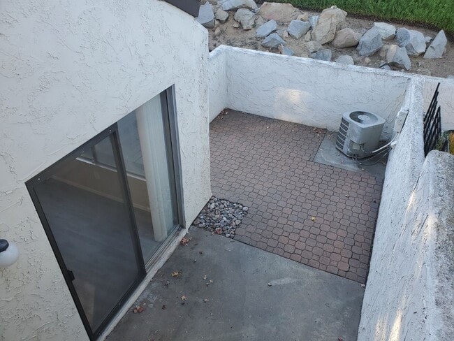 Building Photo - Fabulous Fletcher Hills remodeled townhome.