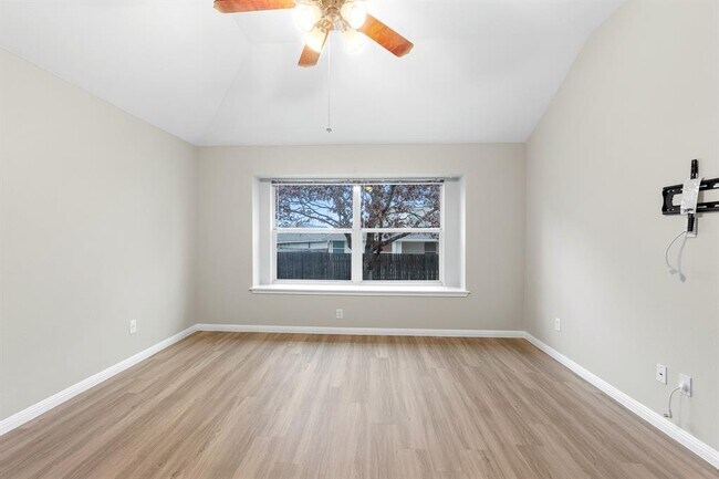 Building Photo - 2205 Speidel Dr