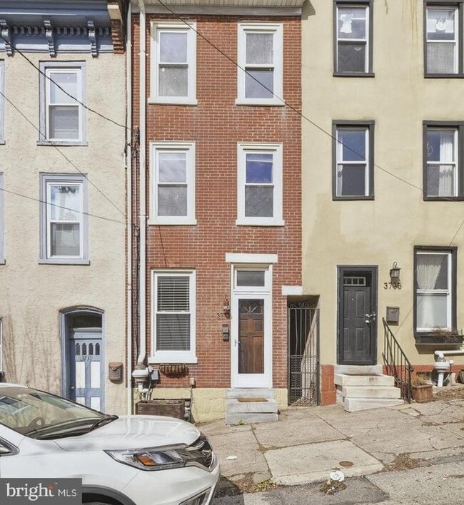 Building Photo - 3737 Calumet St