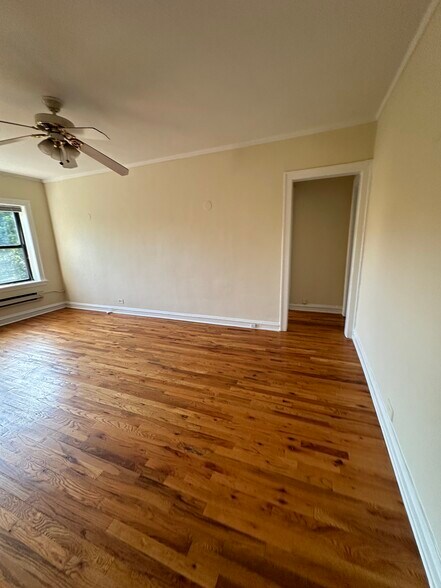 Building Photo - 556 W Wellington Ave