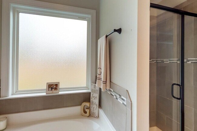 Building Photo - 708 Tree Top Trl