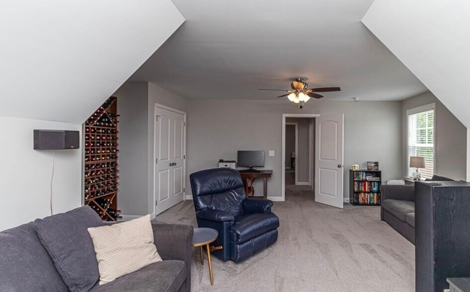 Building Photo - 300 Stonebridge Dr