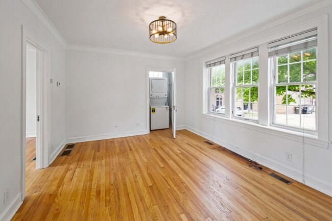 Building Photo - 3048 W Cornelia Ave