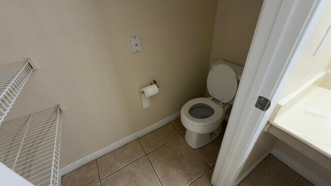 Building Photo - 2 Bedroom Condo!