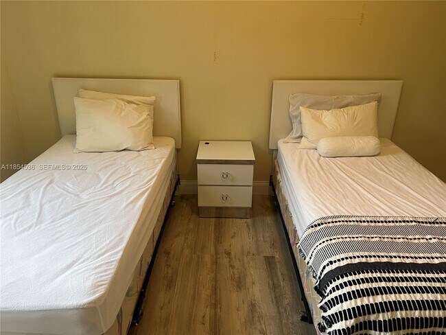 Building Photo - 1121 Crandon Blvd