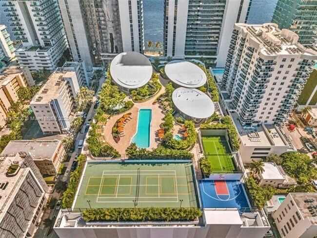 Building Photo - 700 NE 24th St