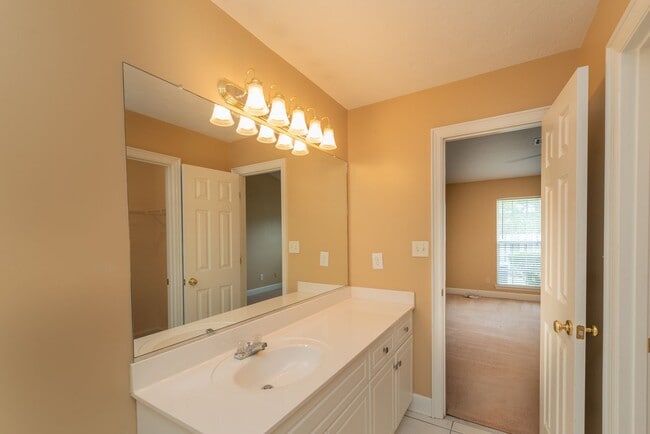 Building Photo - $1750 - Updated 3 bed/3 bath house conveni...