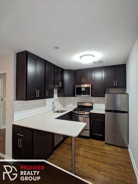 Building Photo - 525 W Oakdale Ave