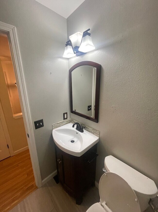 Building Photo - Spacious 4 Bedroom Home for Rent in Lake S...