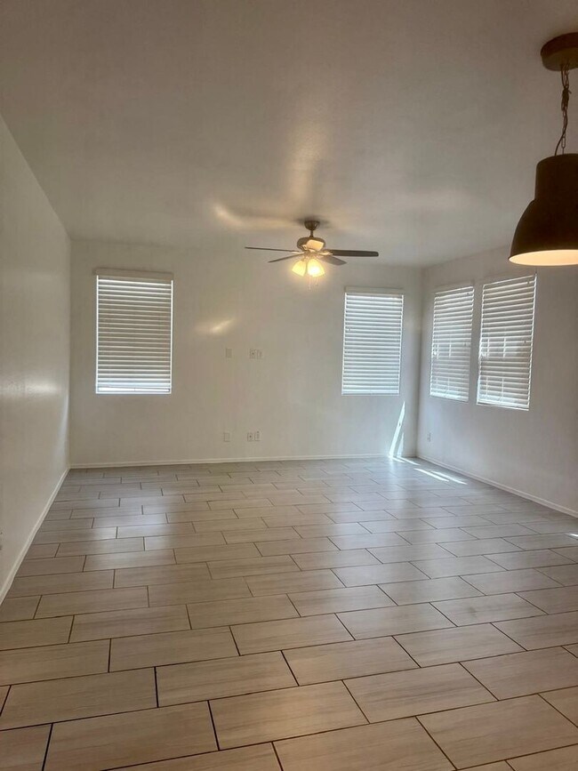 Building Photo - Exquisite 4 bd/2.5 bath home in Albany Village