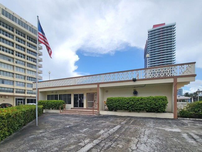 Building Photo - 1825 S Ocean Dr