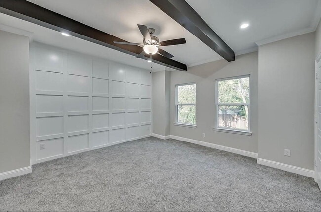 Building Photo - Spacious Townhome Near Several Parks