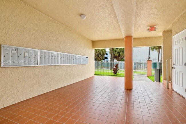 Building Photo - 2400 NW 16th St Rd