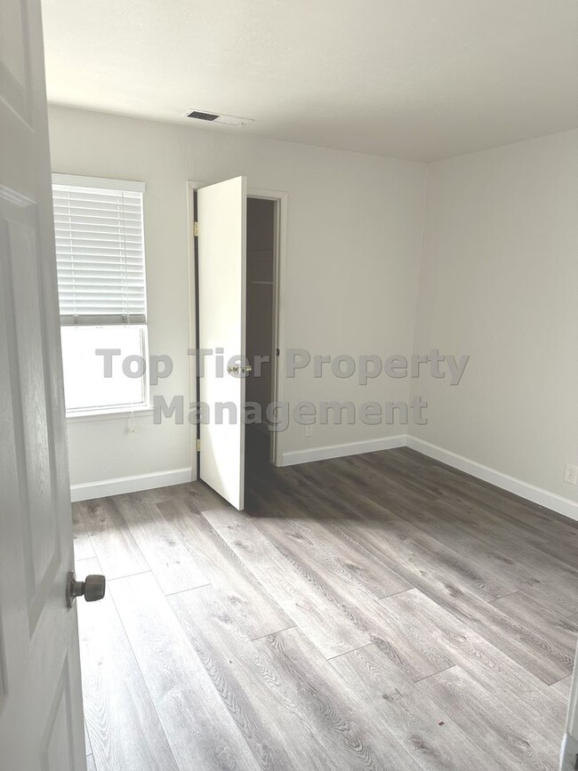 Building Photo - Beautiful and Recently Renovated 2 Bed/ 2 ...