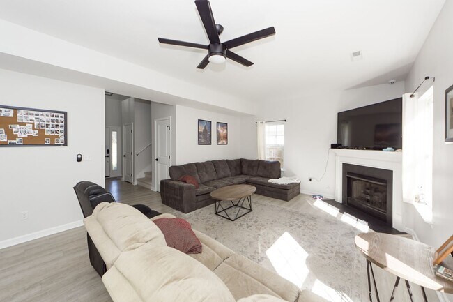 Building Photo - 4 Bedroom 2.5 Bath House in Woodland Lakes - Goose Creek