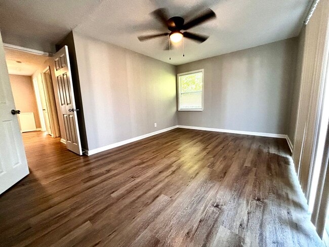 Building Photo - Spacious 3-Bed Townhome with Garage in Day...